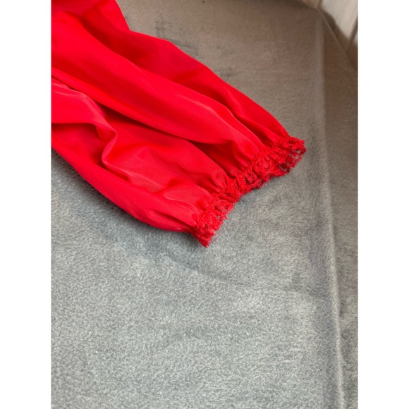 Red satiny sheet robe vtg pleats and ruffles unknown size - Picture 6 of 8